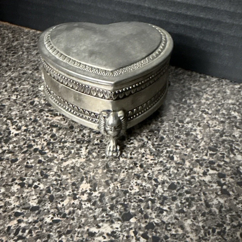 Vintage Victorian-Style Heart Jewelry Box Silver-Tone‎ Lion Head Feet 4